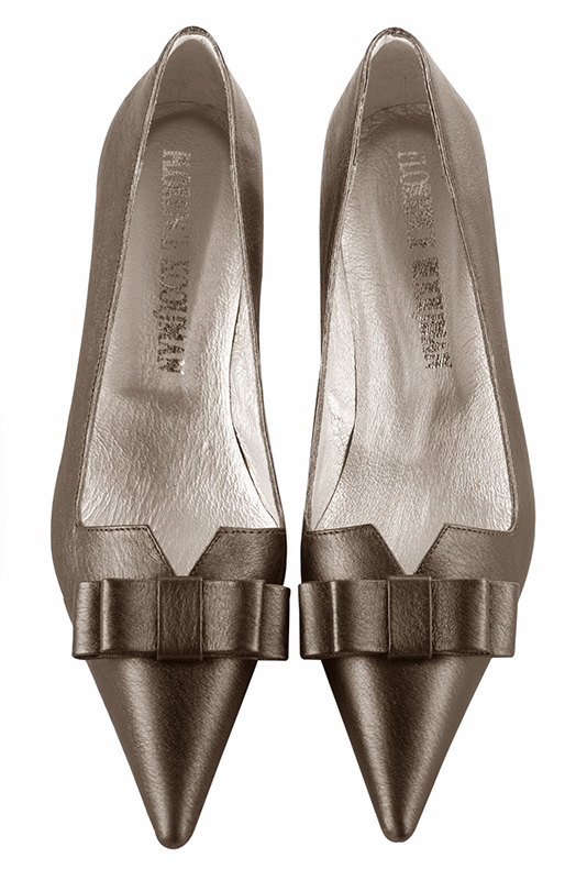 Bronze gold women's dress pumps, with a knot on the front. Pointed toe. Medium comma heels. Top view - Florence KOOIJMAN